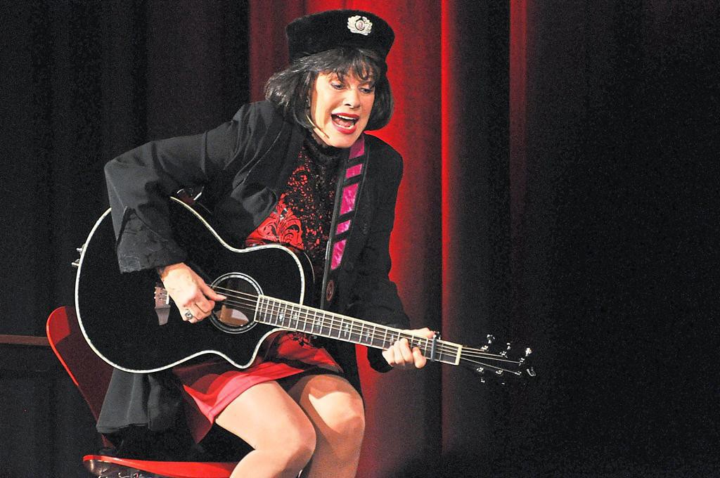 2016 - Lisa Fitz im Ballenlager