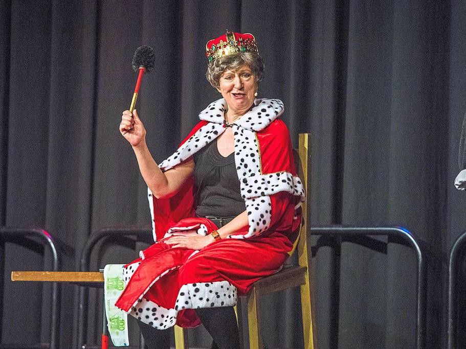 2016 - Lioba Albus im Ballenlager